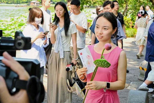 饮料空瓶先别扔！能换荷花和莲蓬……