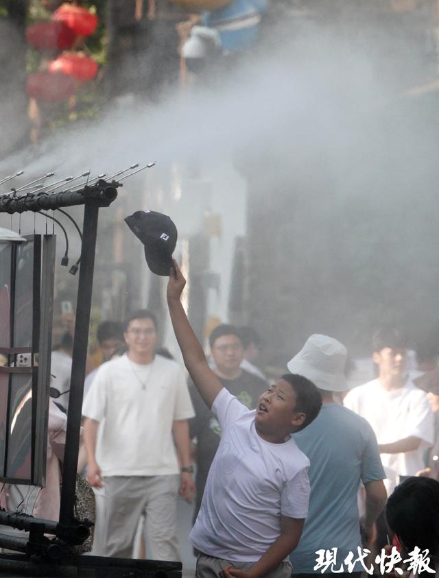 暑热难耐，南京老门东开启水雾降温来“宠粉”