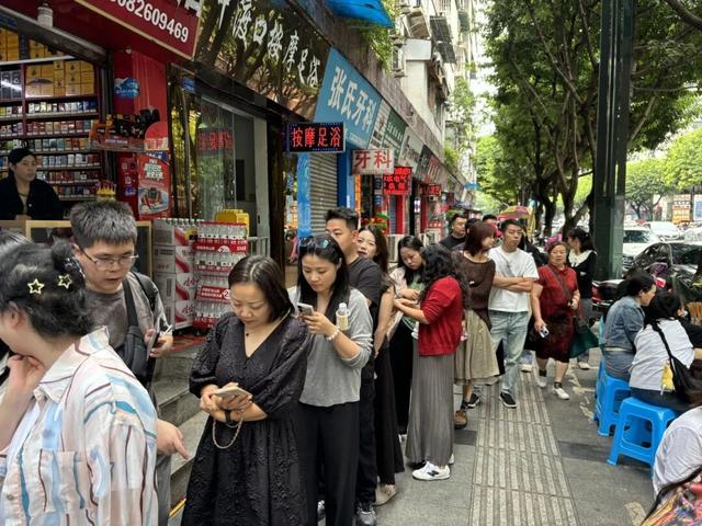 人从众！国庆首日，宜宾“名场面”来了