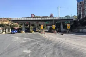 注意！G5京昆高速盐边收费站临时交通管制图片