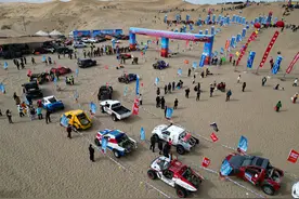 （体育）赛车——2024年新疆博斯腾湖沙漠汽车越野赛开赛图片