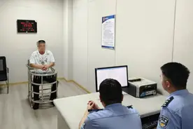 离谱！酒驾遇临检，竟然驾车逃逸，辽宁东港交警：拘！图片