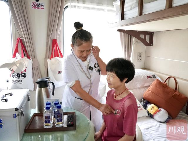 旅游专列“一座难求”，老年人为何着迷？丨不懂就问——经济热点一线探访㉝