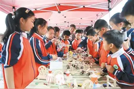 水桥小学学生劳动成果火热义卖图片