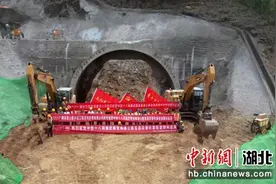 襄（阳）宜（昌）高速公路宜昌段起点隧道正式进洞施工图片