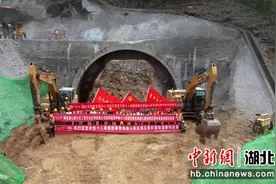 襄（阳）宜（昌）高速公路宜昌段起点隧道正式进洞施工图片