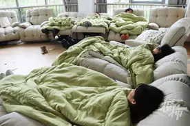 杭州这所学校领先了！给每位老师买了午休躺睡按摩椅，老师说：这样的好事，必须秀一下图片
