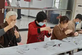 武汉121社区开展“手作时光 幸福加倍”云朵灯制作活动图片