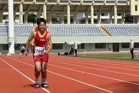 省七届民族运动会板鞋、高脚竞速项目开赛图片