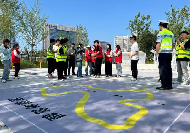 今晚7点，速来高新区交通安全主题公园！这里赢交警小熊......