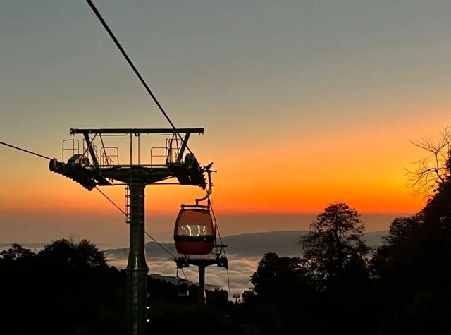 【直播倒计时1天】低至1元畅玩冬日瓦屋山，赏日出云海奇景！就在瓦屋山景区抖音直播间，明早8点准时开抢！