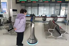 滕州市政务服务中心机器人“小滕” 升级 服务迈入 “智能服务 2.0” 时代图片