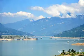 宜昌：船行西陵峡 一江清水向东流图片