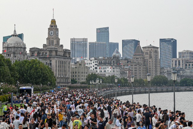 魔都眼·国庆｜各景点人从众，假期过半外滩客流已破220万