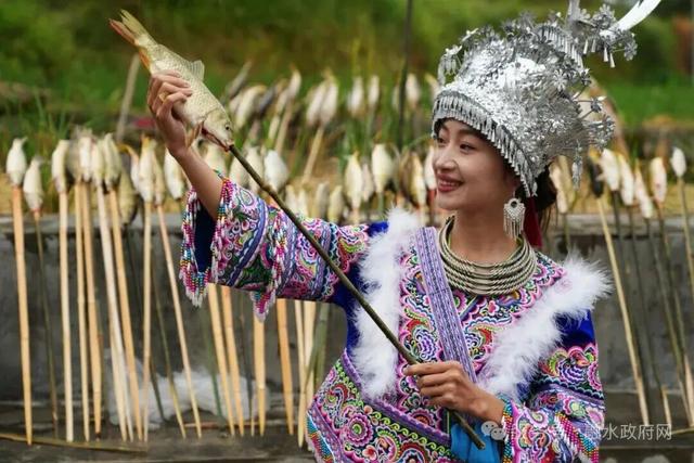 在金色梯田边烤鱼是什么神仙体验？快@你的饭搭子来融水
