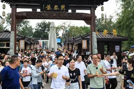 品火腿吃酥饼看婺剧 俞敏洪8小时直播带火金华图片