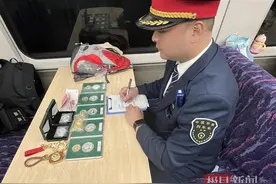 仅用不到1小时，遗失在动车上的金条和金币物归原主图片