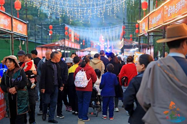 四川金川：搭乘文旅“红利”促消费，红叶为媒引客来