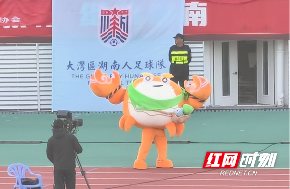 双料高光！大通湖IP“蟹大力”省赛夺铜后亮相湘超 赛场“钳”动大湾区乡情