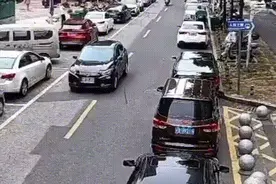 警惕“开门杀”！开车上下学送娃，千万注意这条 | 安全提示图片