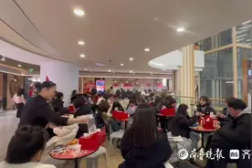 韩国年轻人涌入上海滩，喜欢围着火锅“啃”西瓜图片