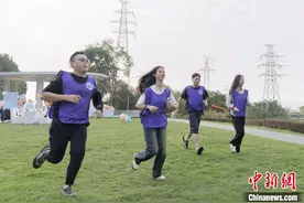 运动+社交 “躲猫猫”游戏成年轻人悦己新图鉴图片