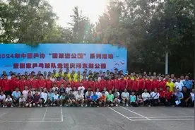 国乒队员与市民切磋，王楚钦：“确实不好打！”图片