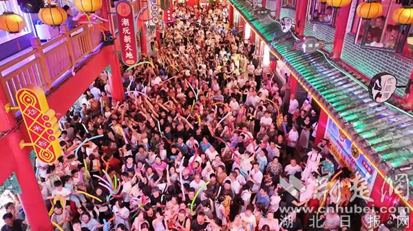 湖北竹溪：一条免费夜游巴士激发消费新活力