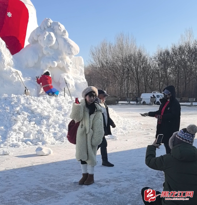 笑迎八方来客 23.8米“雪人先生”正式亮相太阳岛