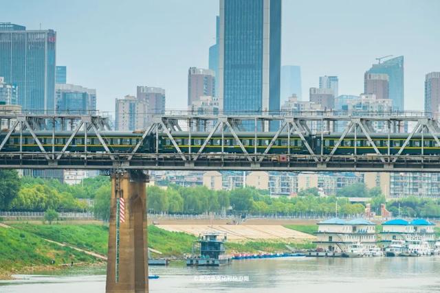 武汉新玩法！2元坐火车过大桥，限时一个月！