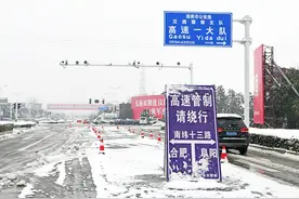 【图集】雨雪冰冻天气持续：航班大面积取消，旅客滞留火车站图片