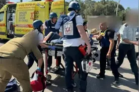 以色列一卡车冲向公交站致1死约40伤，事发摩萨德总部附近，肇事司机被持枪民众击毙图片