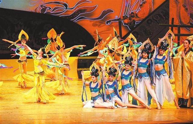 【图片新闻】国庆中秋假期，甘肃景区游人如织
