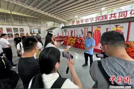 广西梧州盛开民族团结之花 石榴花开筑同心图片
