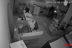 3名男子盗窃乡镇营业厅23部手机后，竟在店内尬舞 警方：3人及望风者全部落网图片