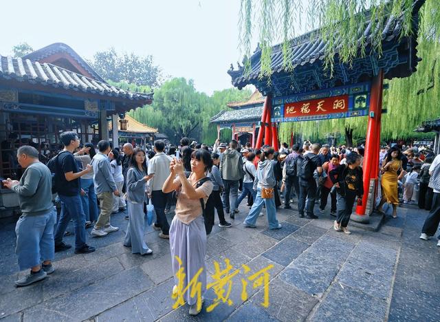 国庆中秋假期，济南30家景区累计接待游客403.47万人次，实现营业收入超1.3亿元