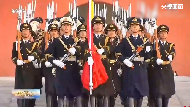 天安门原升旗手张自轩结婚 ，曾升旗7000余次零失误