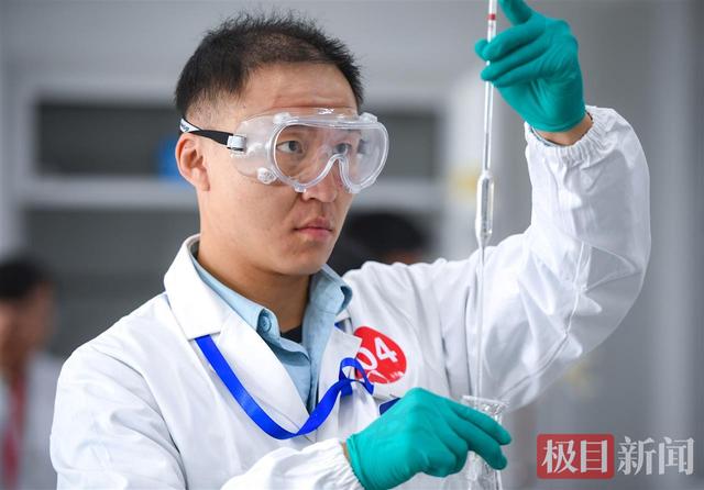 组图|60双专注眼神“探寻真实数据”，湖北化学检验员决赛燃动江城