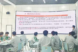 教学紧盯产业发展 学生注重技能实践图片