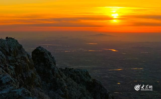 霜峰染金辉 泰山冬日沐暖阳