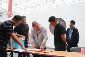 朝阳区王四营乡1285户“搬迁上楼”居民领到房产证图片