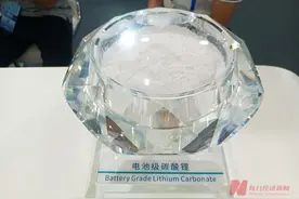 电池级碳酸锂跌至8万元/吨！多家锂电上市公司业绩亏损，新能源车又要降价？图片