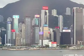 香港迎来回归祖国27周年：多地张灯结彩，国旗区旗高高飘扬图片