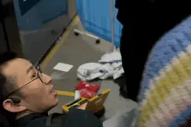 拥挤的上海地铁上有人突发昏厥，这群杭州医生站了出来图片