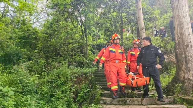 徒步发现美景登高拍照，男子不慎踩空摔伤→