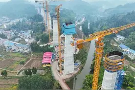 成渝中线高铁全线最高墩封顶图片