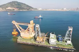 “世界第一抓”海底挖岩 超大型抓斗式挖泥船“金广”回国后首次执行任务图片