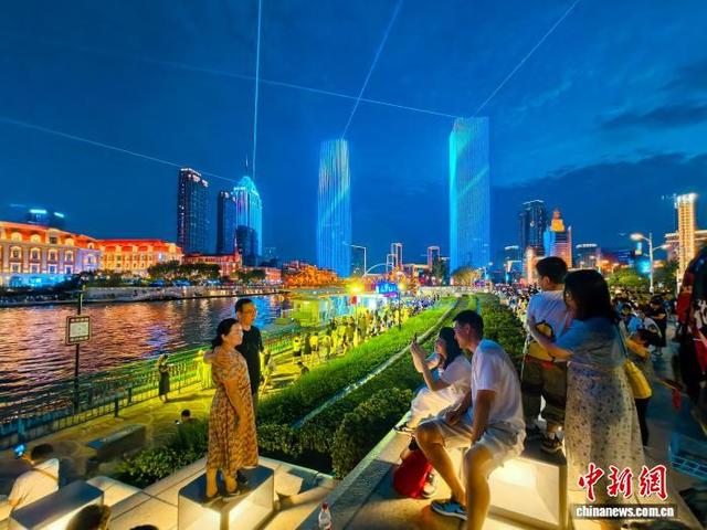 天津：海河两畔楼体光影秀与市民共绘城市浪漫