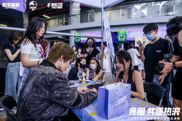 与哪吒等IP、二次元联动，《和平精英》这场潮流大秀玩嗨了