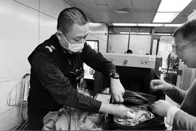 机场安检夫妻档忙得难见面图片